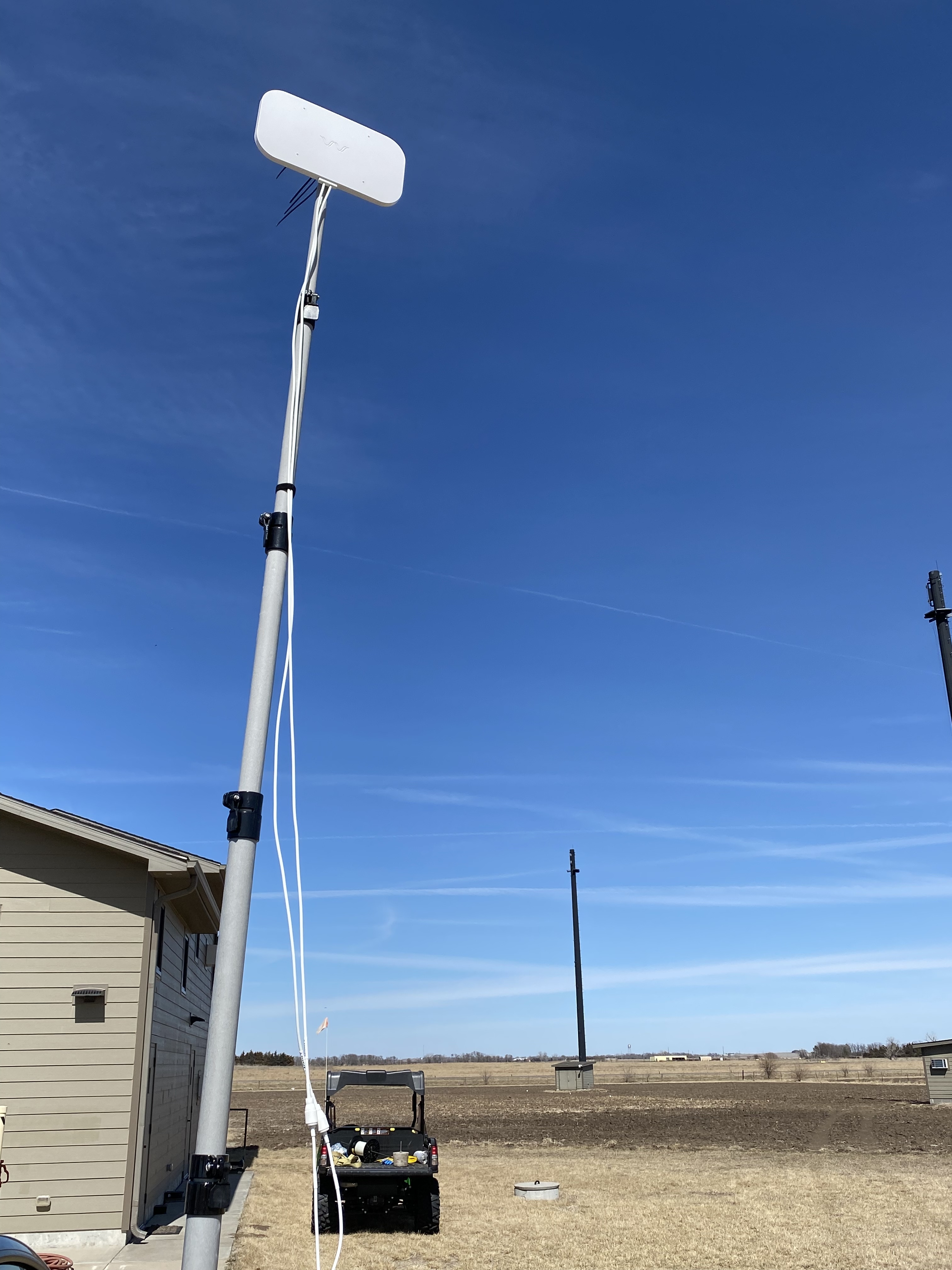 Portable COTS mobile site with solar panel and Starlink
